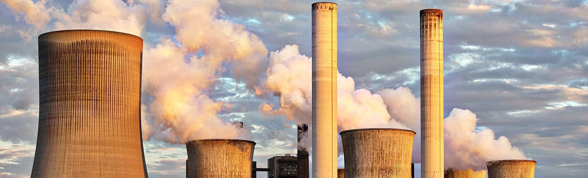 rokende schoorstenen van fabriek