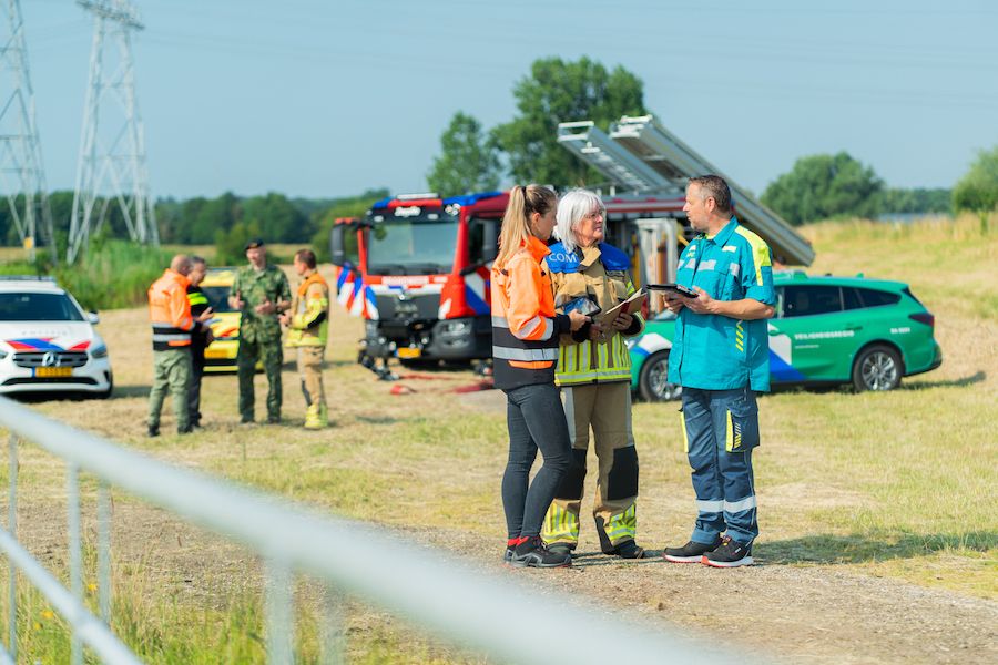 Hulpdiensten in overleg ter plaatse van een fictief incident
