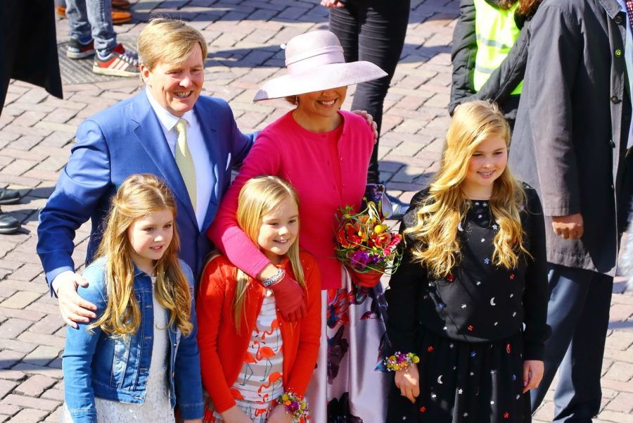 koning met koningin en hun drie kinderen