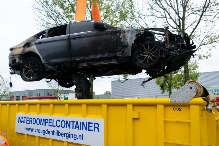 electrische auto in waterdompelcontainer