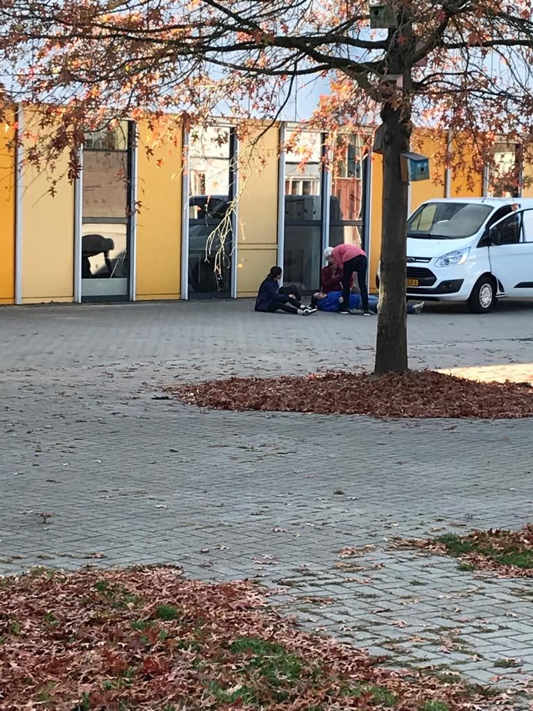 busje met slachtoffer voor school
