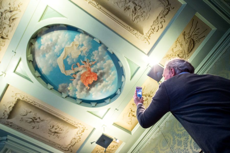 man fotografeert in museum Zwolle