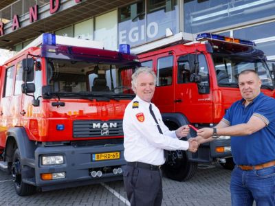 sleutels tankautospuit overhandigen