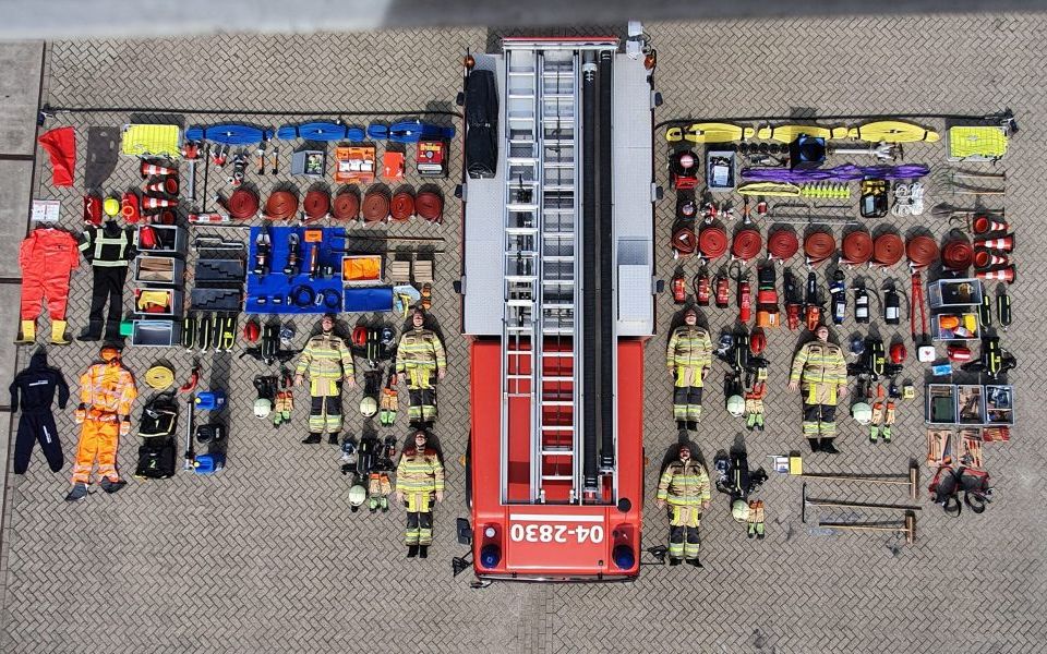brandweervoertuig met alle materialen uitgestalt