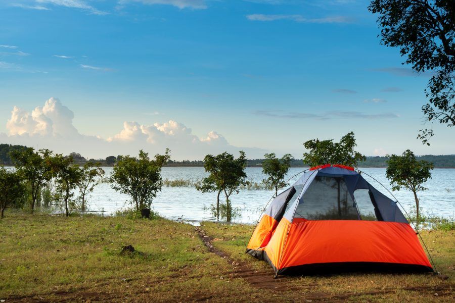 tent bij water