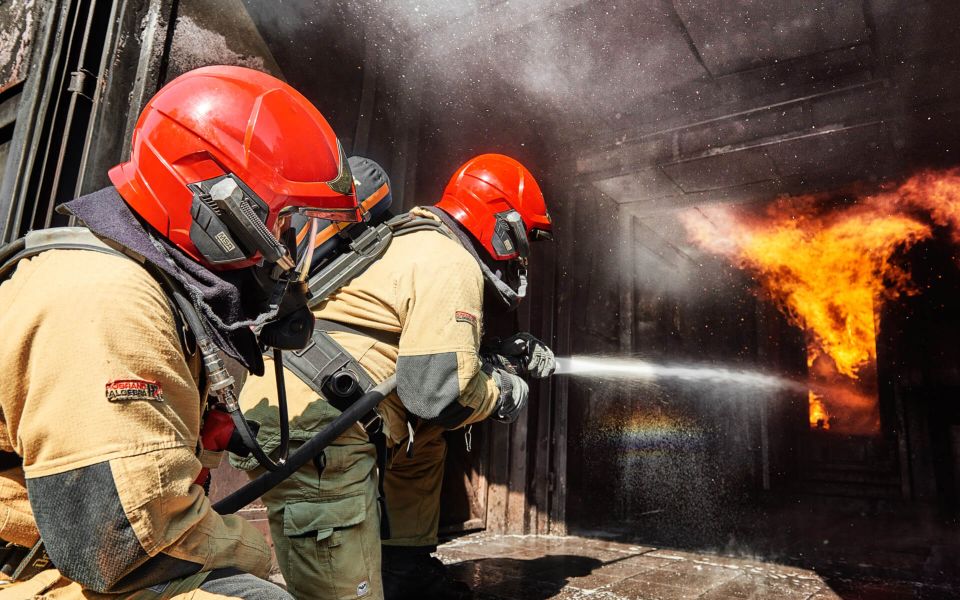 Brandweeroefening blussen