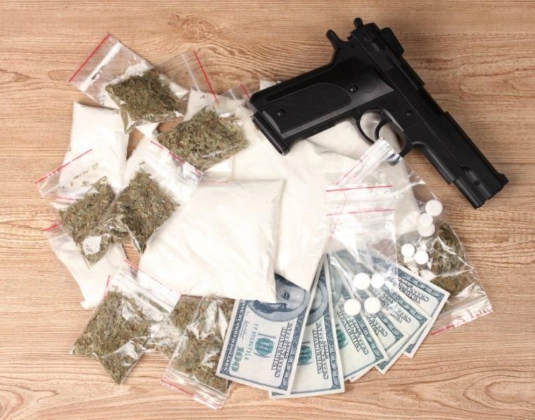 drugs briefgeld pillen en wapen