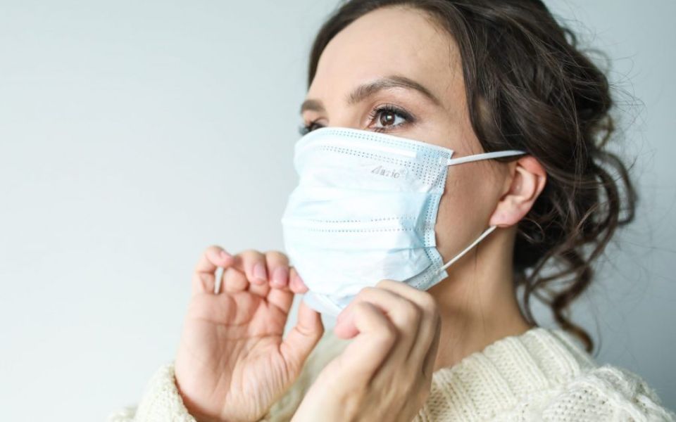 vrouw met masker