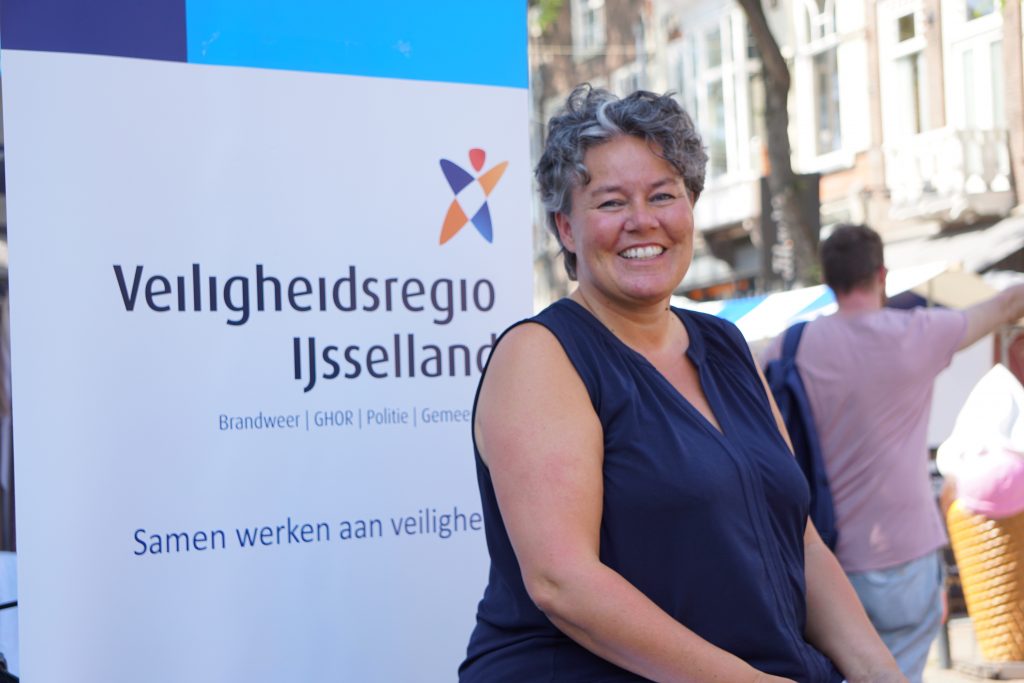 vrouw Lizet op kruk