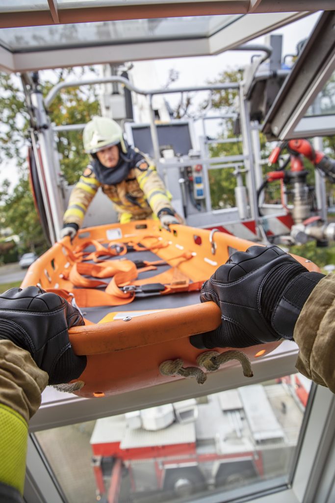 brandweermannen op hoogwerker