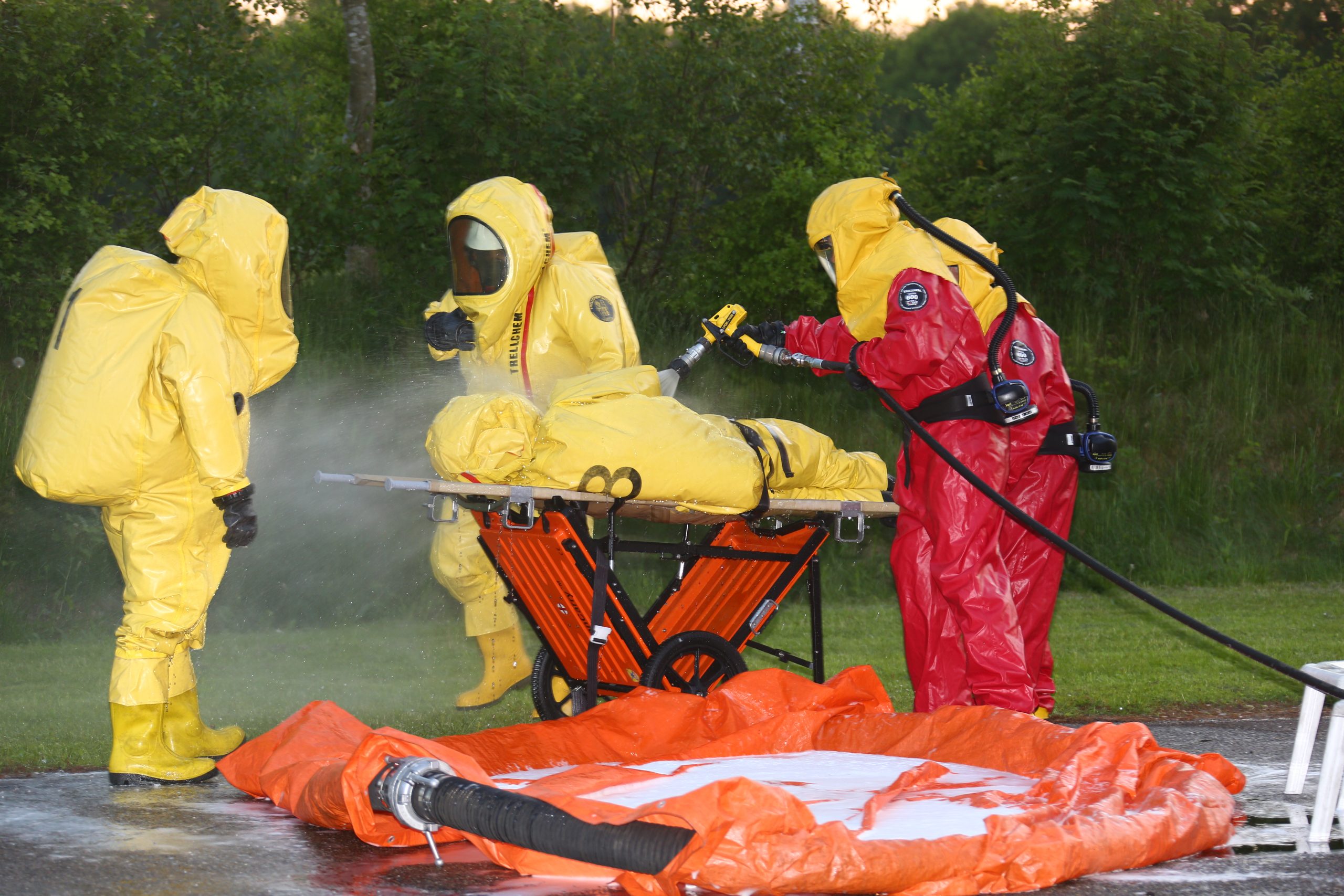 ontsmetting van personen in gaspakken