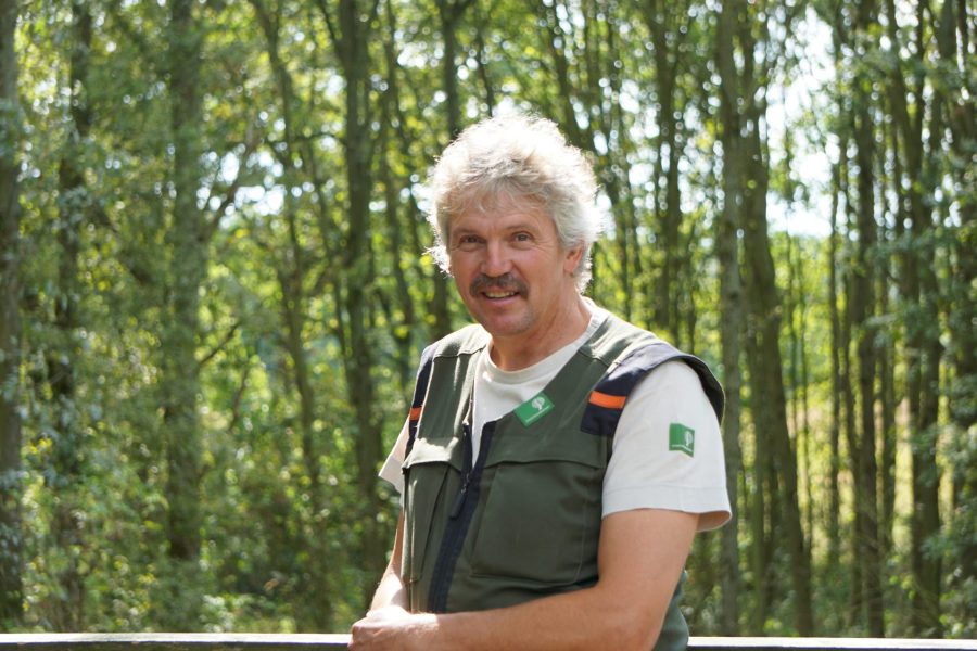 Boswachter en brandweerman in het klein Zweden van de polder