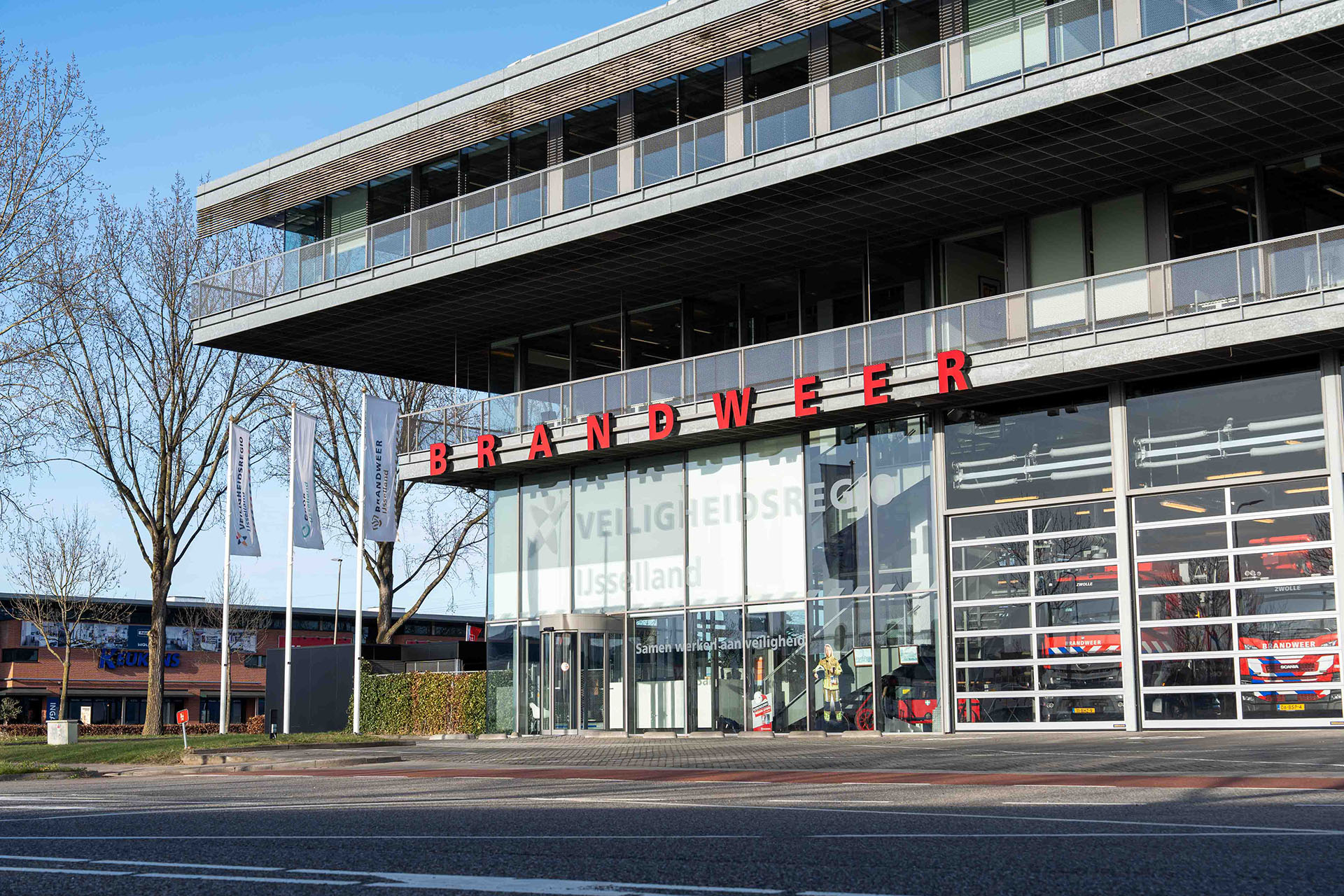 Brandweer druk met redden dieren uit mestput