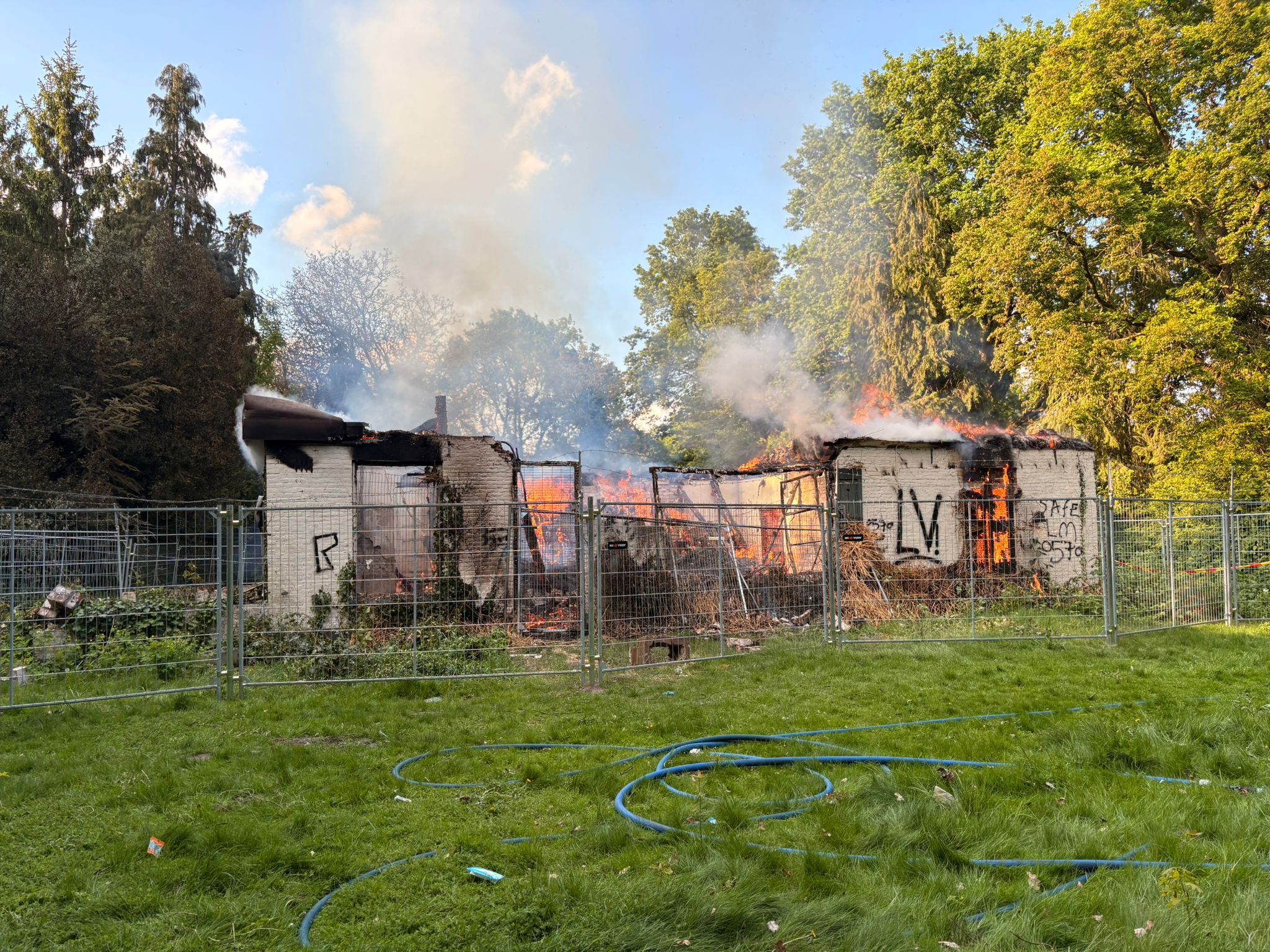 Liveblog: Grote brand aan de Daggertsweg in Deventer
